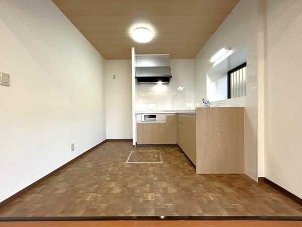 【自然豊かな住まい】高知市仁井田　中古一戸建てのキッチン|使い勝手の良い3口IHクッキングヒーター。時短とお手入れのしやすさを両立。