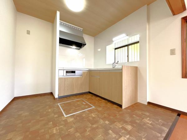 【自然豊かな住まい】高知市仁井田　中古一戸建てのキッチン|お料理が楽しくなる新品L字型キッチン。家事動線に優れた機能的な空間。