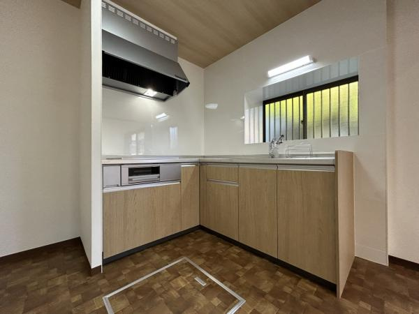 【自然豊かな住まい】高知市仁井田　中古一戸建てのキッチン|お掃除しやすい最新キッチンに刷新。 窓からの採光で明るく、気持ちよく家事ができる空間です。