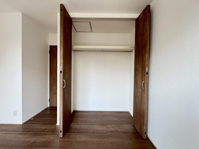 ◆南向き３ＬＤＫ住宅◆２面バルコニー◆大容量収納可能◆城陽市第８寺田今堀の洋室|クローゼット