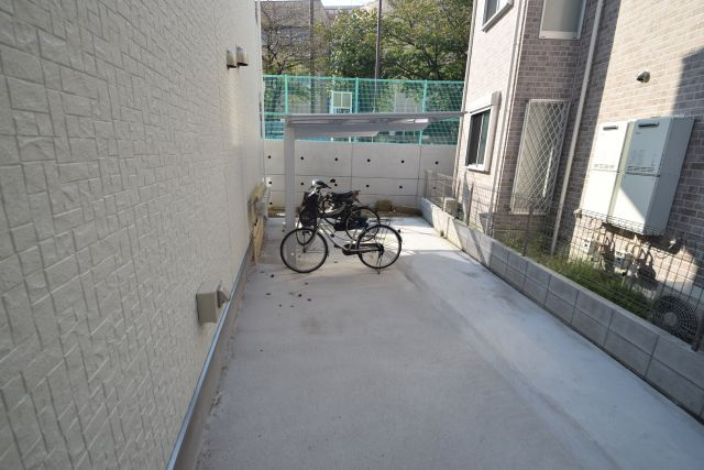 プリズム8番館の駐車場|広い駐輪場です