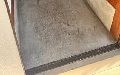 横浜市旭区上白根町のアパートの玄関