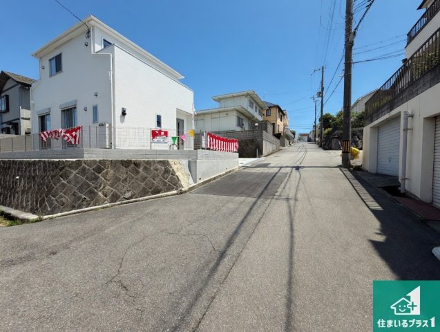 神戸市北区北五葉　第15期　新築一戸建ての前面道路含む現地写真|周辺は閑静な住宅街！前面道路広々で車の出し入れも便利です。駐車が苦手な方でも安心して車庫入れできます！