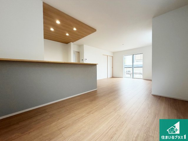 神戸市北区北五葉　第15期　新築一戸建ての居間・リビング|日当たり良好の明るいリビングで朝の目覚めもスッキリできそう！対面キッチンでご家族のコミュニケーションも自然と増える設計！小さなお子様が遊ぶスペースを作っても広々とくつろげるLDK！