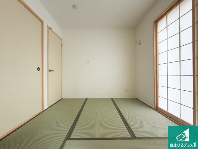 神戸市北区北五葉　第15期　新築一戸建ての和室|一室あると便利な和室は客間としてだけでなく、小さなお子様のプレイルームや食後のくつろぎスペースとしてもご利用いただけます。収納もついていますので大活躍間違いなし！
