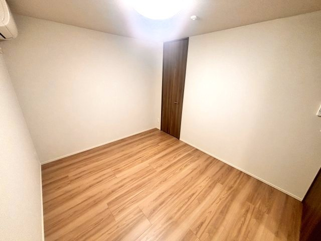 シー・クリサンス西岡本の洋室