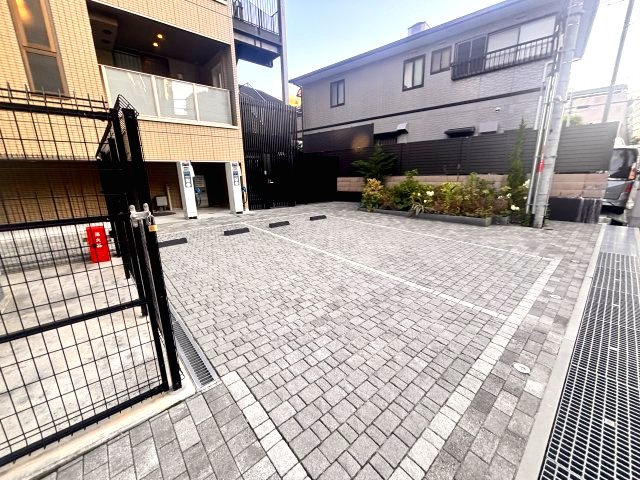 シー・クリサンス西岡本の駐車場