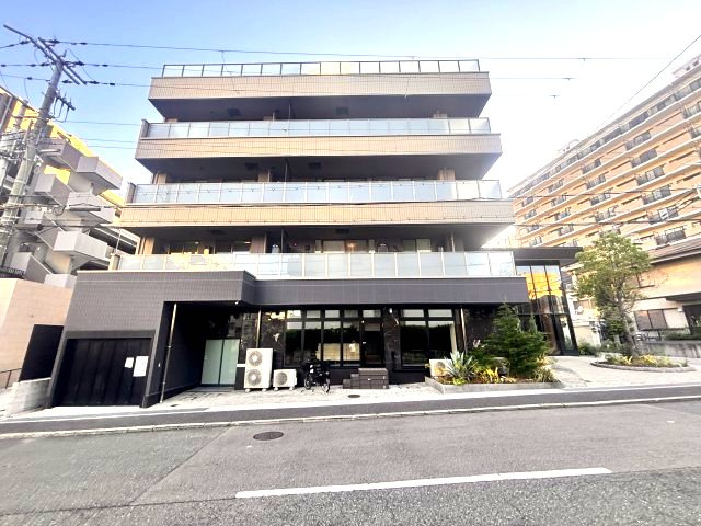 シー・クリサンス西岡本の外観