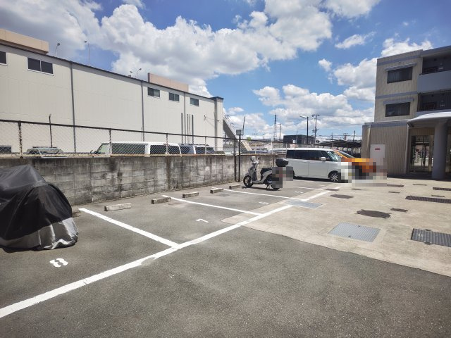 クレール白鳩の駐車場