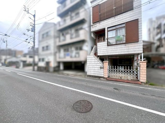高知市梅ノ辻　中古戸建ての前面道路含む現地写真