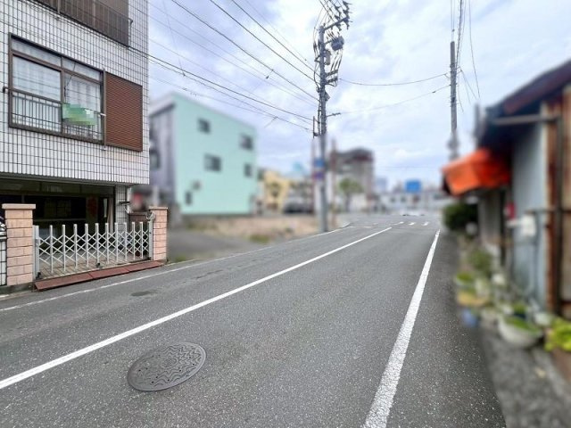 高知市梅ノ辻　中古戸建ての前面道路含む現地写真