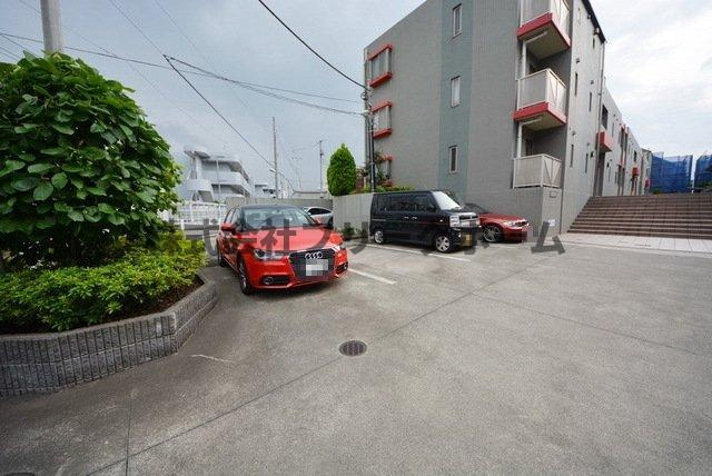三鷹市新川６丁目の賃貸マンションの駐車場