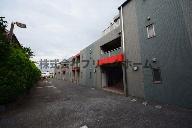 三鷹市新川６丁目の賃貸マンションのエントランス