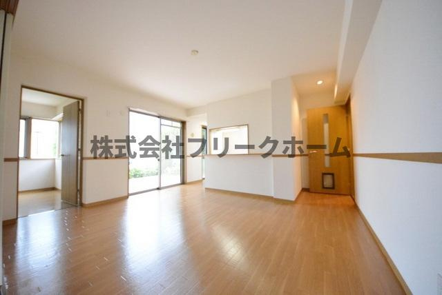 三鷹市新川６丁目の賃貸マンションの居間・リビング