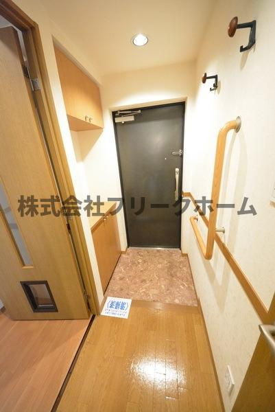 三鷹市新川６丁目の賃貸マンションの玄関