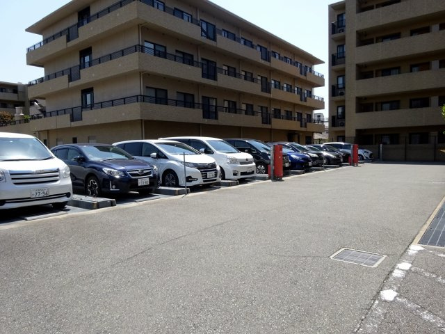 ハイツ甲四公園の駐車場