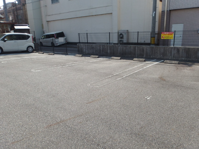 エムワイビルの駐車場