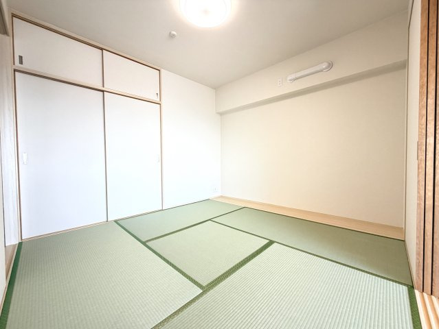 【和室】 | BELISTA矢賀 | リビング横の和室、ちょっとしたくつろぎスペースにいかがでしょうか。小さなお子さんのお昼寝スペースには丁度良いですね。来客時にも活躍しそうです。