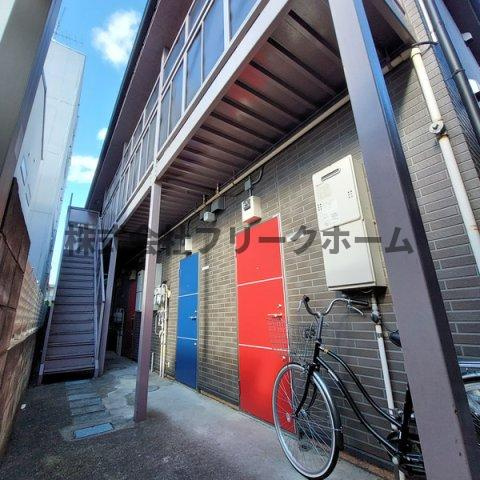 小金井市東町４丁目のアパートのエントランス