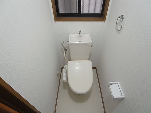 西代通4丁目貸家のトイレ|温水洗浄便座付きトイレ