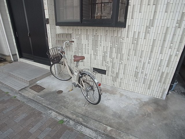 西代通4丁目貸家のその他共用部分|自転車も置けます