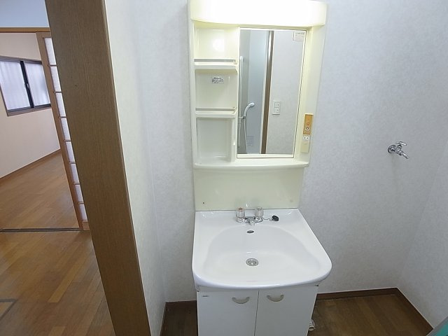 西代通4丁目貸家の洗面所|独立洗面台完備
