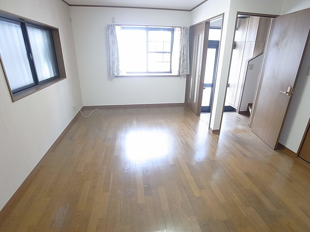 西代通4丁目貸家の居間・リビング|広々としている開放的な洋室、リビングとしてどうぞ