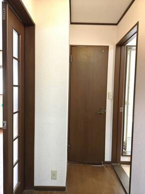 小松北町タウンハウスの玄関