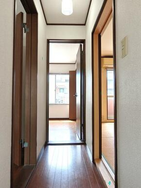 小松北町タウンハウスの玄関