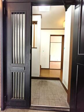 小松北町タウンハウスの玄関