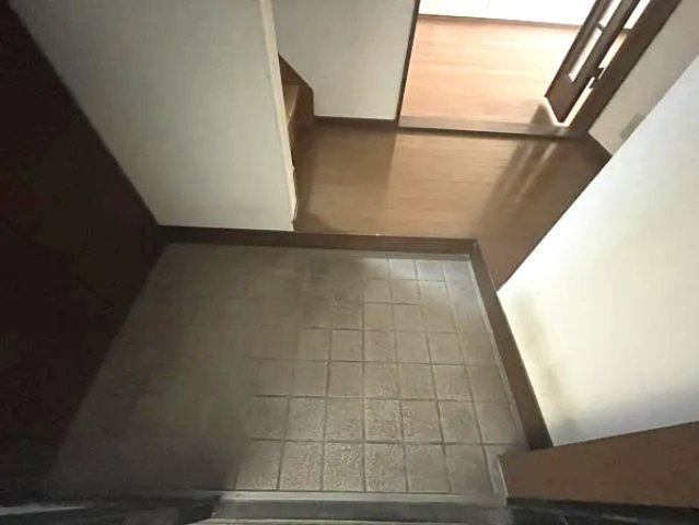 小松北町タウンハウスの玄関