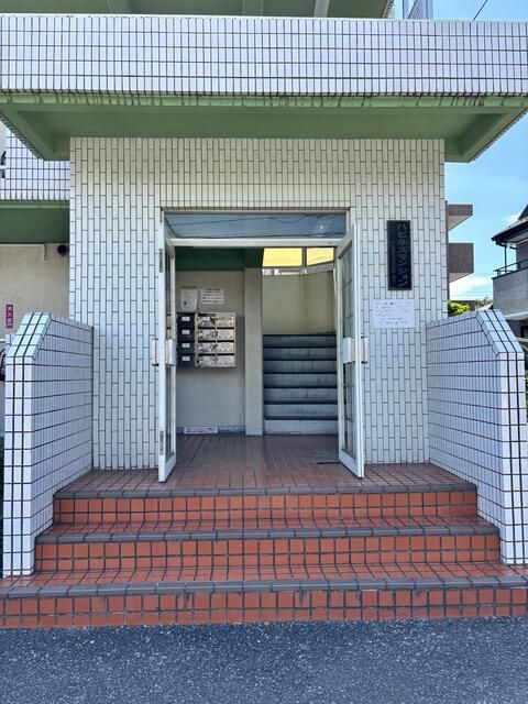 武蔵村山市大南４丁目の賃貸マンションのエントランス