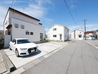 【前面道路含む現地写真】 | 甲府市上町 令和3年築 オール電化・パネル 車並列4台 | 閑静な住宅街の一角　カースペースは並列4台駐車可能