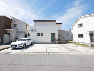 【外観】 | 甲府市上町 令和3年築 オール電化・パネル 車並列4台 | オール電化+太陽光パネル　売電中