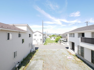 【展望】 | 甲府市上町 令和3年築 オール電化・パネル 車並列4台 | バルコニーから西側を望む