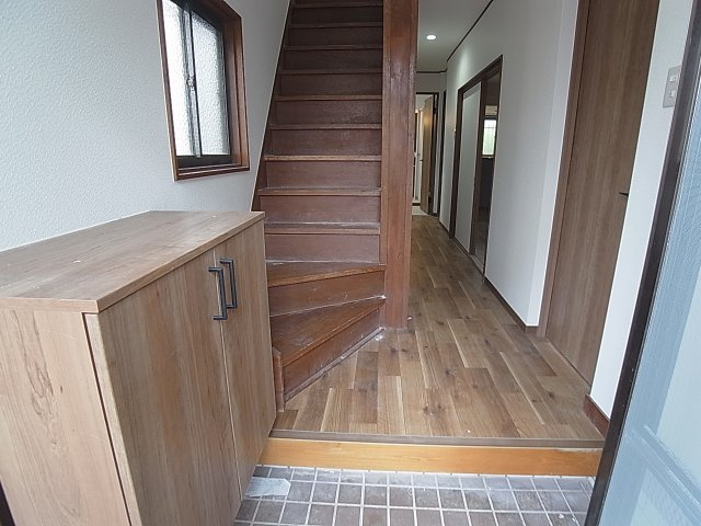 山田町小部南山貸家の玄関|玄関には靴箱、網戸も完備してます