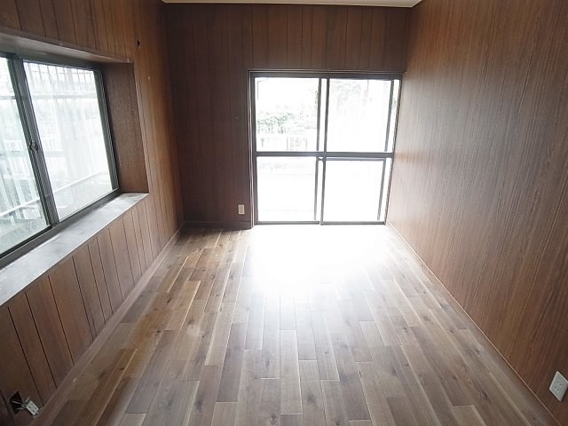 山田町小部南山貸家の設備|2面採光の明るい洋室