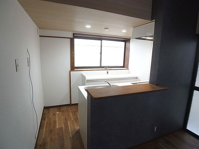 山田町小部南山貸家のキッチン|カウンターシステムキッチン、3口ガスコンログリル付き