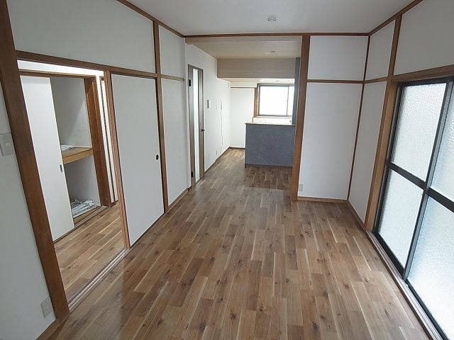 山田町小部南山貸家の居間・リビング|多面窓で風通しも良好です