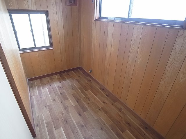 山田町小部南山貸家の内装|2面採光の明るい洋室