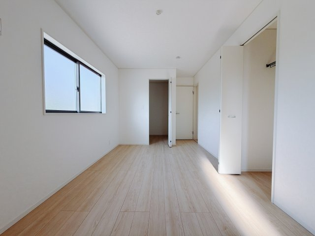 【新築戸建】前橋市粕川町新屋第1　の洋室|■1階洋室（2号棟）｜ナチュラルカラーの床です。模様替えなどとても楽しく工夫できます♪陽当たり、風通しもとても良いので毎日快適な生活スタートです！子供部屋にも良いですね♪