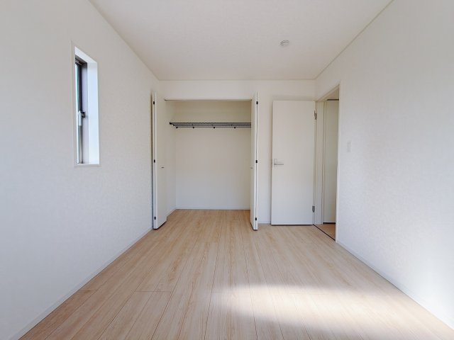 【新築戸建】前橋市粕川町新屋第1　の洋室|■1階洋室（2号棟）｜1階各居室には収納をご用意しています♪常にお部屋を綺麗に保てます！小さなお子様も自然とお片付けができるようになるのでうれしいですよね！