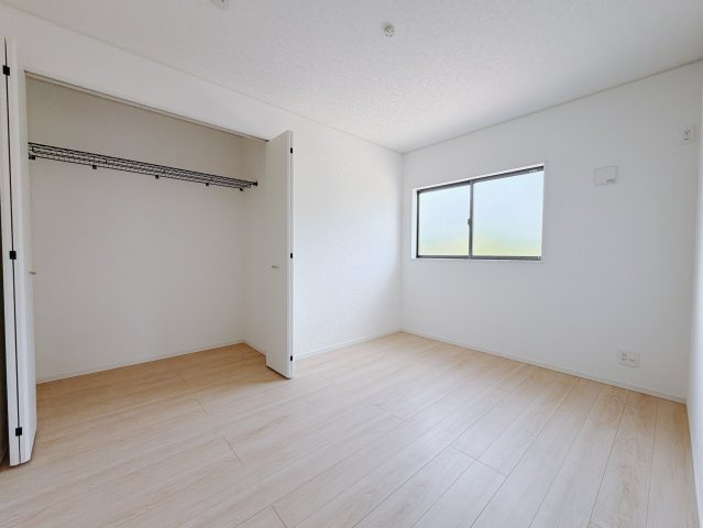 【新築戸建】前橋市粕川町新屋第1　の洋室|■1階洋室（2号棟）｜お子様の一人部屋にピッタリな洋室。木のぬくもりを感じるフローリングは、天然木の味わいが時とともに深みを増していきます。また、傷にも強く、フリーワックスでお手入れもラクラクです♪