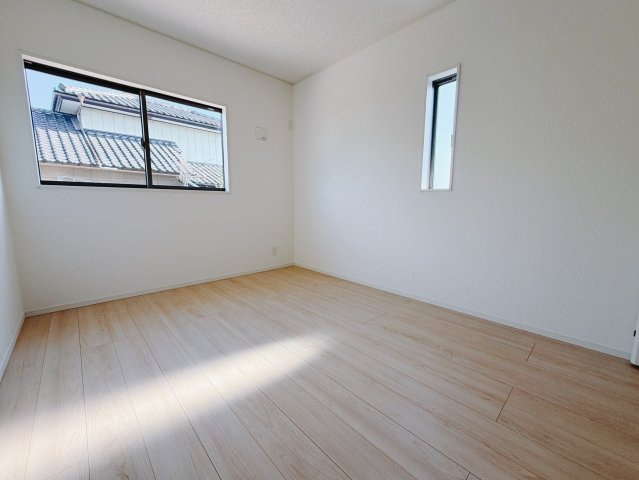 【新築戸建】前橋市粕川町新屋第1　の洋室|■1階洋室（2号棟）｜2面採光で明るい1階の洋室。全部屋フローリングなので、お掃除がしやすいです♪大きな収納もあって嬉しい！