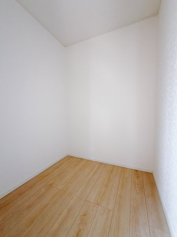 【新築戸建】前橋市粕川町新屋第1　の洋室|■WIC（2号棟）｜お気に入りのお洋服もシワを作らずきれいに管理ができる夢のウォークインクローゼット！今お使いの収納ケースもスッポリそのまま収まる広さです♪