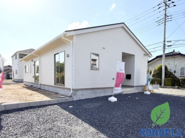【新築戸建】前橋市粕川町新屋第1　の外観|■外観（2号棟）｜窓の配置や、爽やかな白ベースの外観が清潔感をもたらします。まっさらなキャンバスのような家にこだわりを彩って…始めよう、あなただけの豊かな暮らし( ＾＾ )