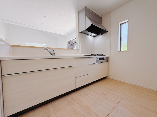 【新築戸建】前橋市粕川町新屋第1　のキッチン|■キッチン（2号棟）｜ワークトップの幅が広く、お子様といっしょにお料理をつくったり、ちょっとしたパーティーも楽しめます。フラットなのでお掃除がしやすいのもポイントです♪