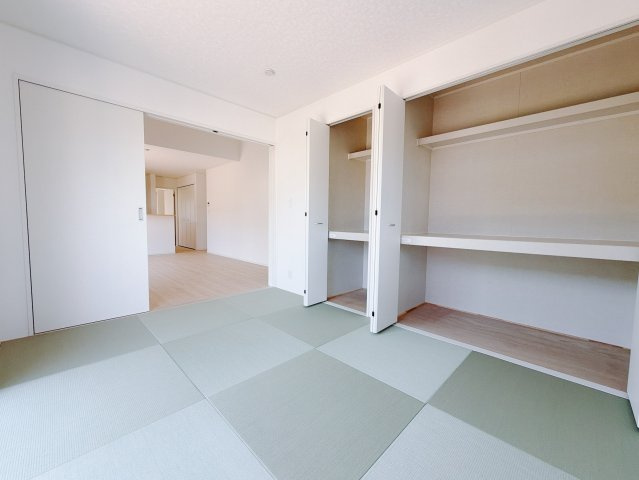 【新築戸建】前橋市粕川町新屋第1　の和室|■1階和室（2号棟）｜リビングと繋がっている和室は、お子様の様子を見守りながらお洗濯物を畳んだり、家事の合間のちょっとした休憩やのんびりお昼寝にも♪セカンドリビングとしてもお使いいただけます。