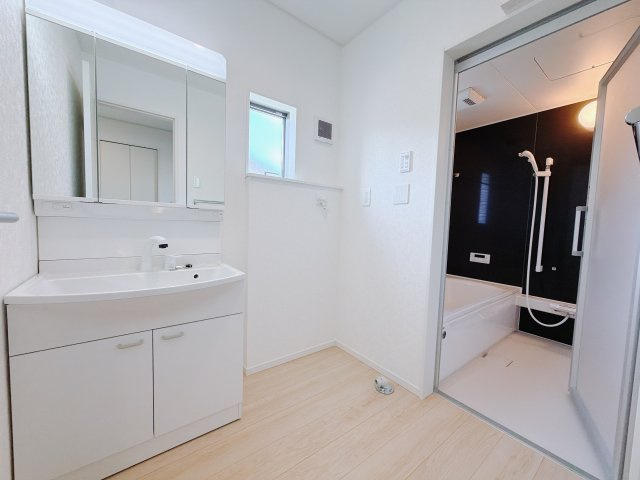 【新築戸建】前橋市粕川町新屋第1　の独立洗面台|■洗面室（2号棟）｜大きな鏡で朝の身支度もラクラク♪毎日の忙しい準備が楽しくなる洗面所です(^^♪
