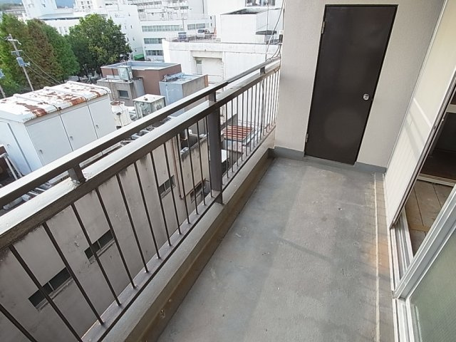 湊川センタービルB棟のバルコニー|日当たり良好のバルコニー